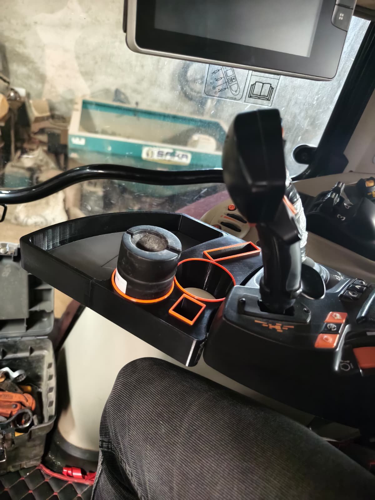 Massey Ferguson 6700 Dyna-6 Kolçak Sehpası | Kabin İçi Traktör Sehpası