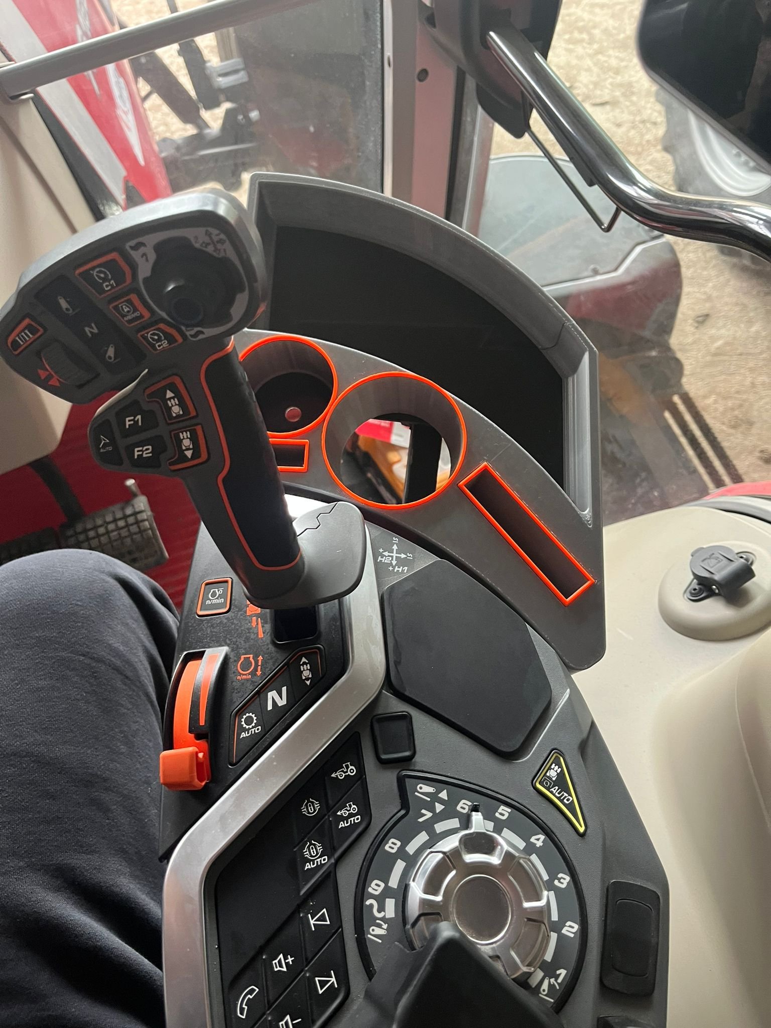 Massey Ferguson 5S Kolçak Sehpası | Kabin İçi Traktör Sehpası